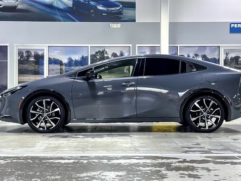 Used 2025 Toyota Prius Plug-In Hybrid image 2