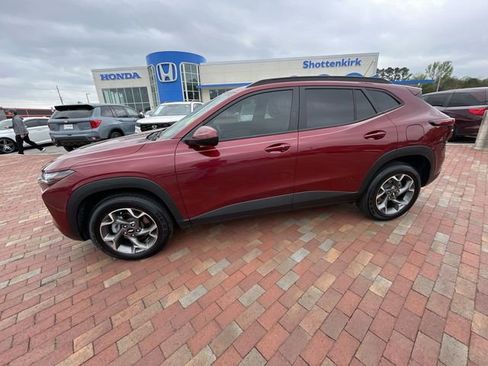 Used 2025 Chevrolet Trax LT w/ Driver Confidence Package FWD image 29