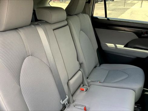 Used 2022 Toyota Highlander LE FWD image 18