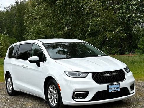 Used 2023 Chrysler Pacifica Touring-L FWD image 2