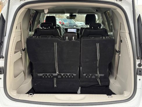 Used 2024 Chrysler Pacifica Touring-L FWD image 7