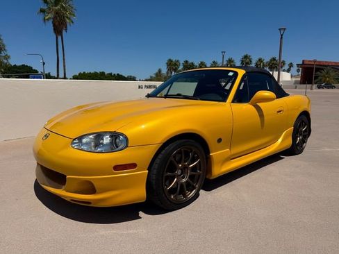 Used 2002 MAZDA MX-5 Miata RWD image 2