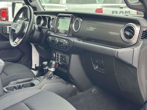 Used 2019 Jeep Wrangler Unlimited Sahara image 24