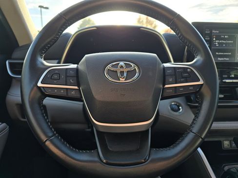 Used 2022 Toyota Highlander XLE image 16