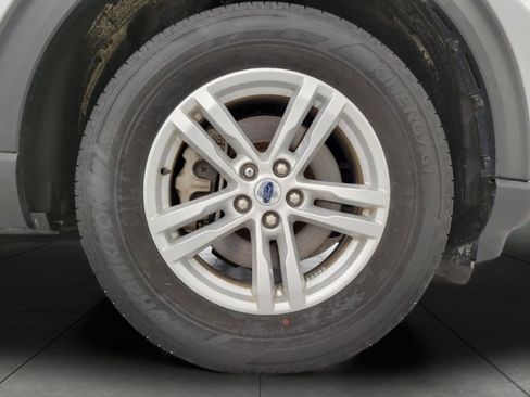 Used 2023 Ford Explorer XLT w/ Equipment Group 202A image 3