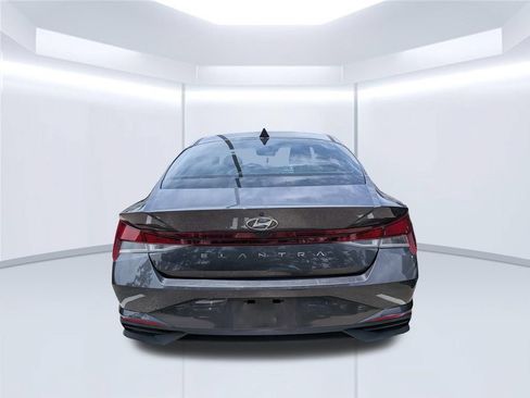 Used 2022 Hyundai Elantra SEL FWD image 2