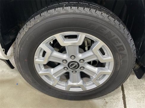 Used 2023 Nissan Titan SV w/ SV Convenience Package image 10