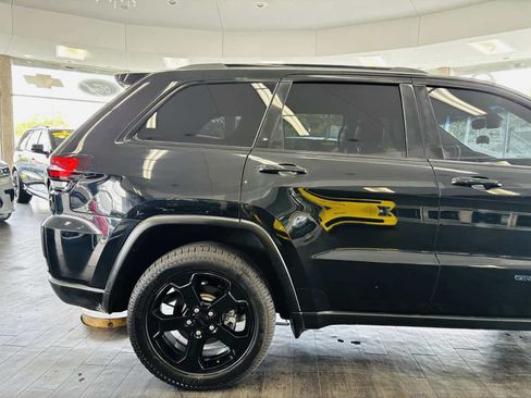 Used 2019 Jeep Grand Cherokee Laredo AWD/4WD image 5