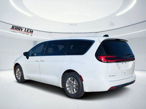 Certified 2025 Chrysler Pacifica Select image 4