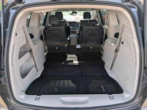 Used 2023 Chrysler Pacifica Touring-L FWD image 18