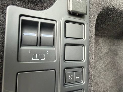 Used 2024 Land Rover Discovery Dynamic SE AWD/4WD image 30
