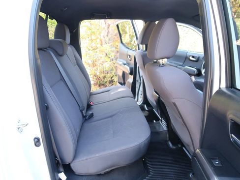 Used 2018 Toyota Tacoma TRD Sport w/ Technology Package AWD/4WD image 19