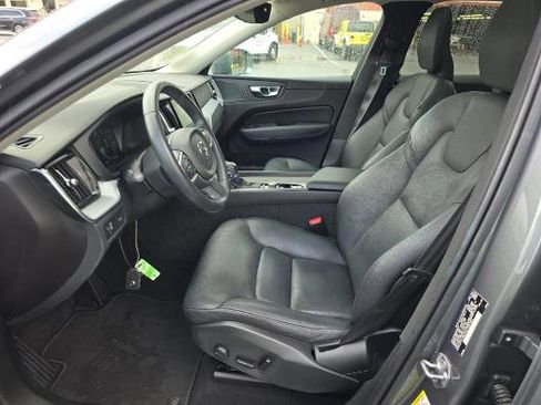Used 2019 Volvo XC60 T6 Momentum w/ Advanced Package image 4