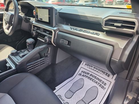 Used 2025 Toyota Tacoma TRD Off-Road image 43