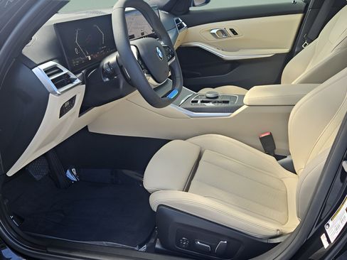 Used 2025 BMW 330i Sedan w/ M Sport Package RWD image 10