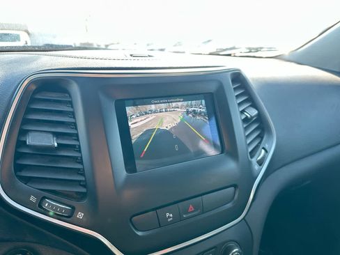 Used 2019 Jeep Cherokee Latitude Plus w/ Cold Weather Group image 30