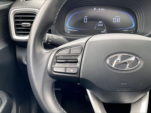 Used 2025 Hyundai Venue SEL FWD image 17