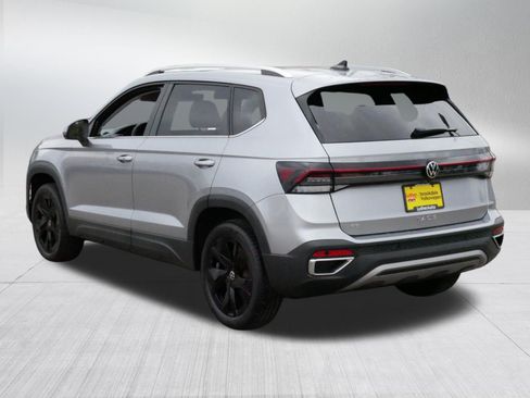 Used 2025 Volkswagen Taos SE w/ Black Wheel Package FWD image 5