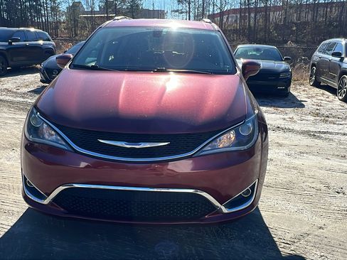 Used 2018 Chrysler Pacifica Touring-L image 3