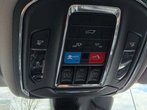 Used 2023 Jeep Grand Cherokee L Limited w/ Black Appearance Package AWD/4WD image 27