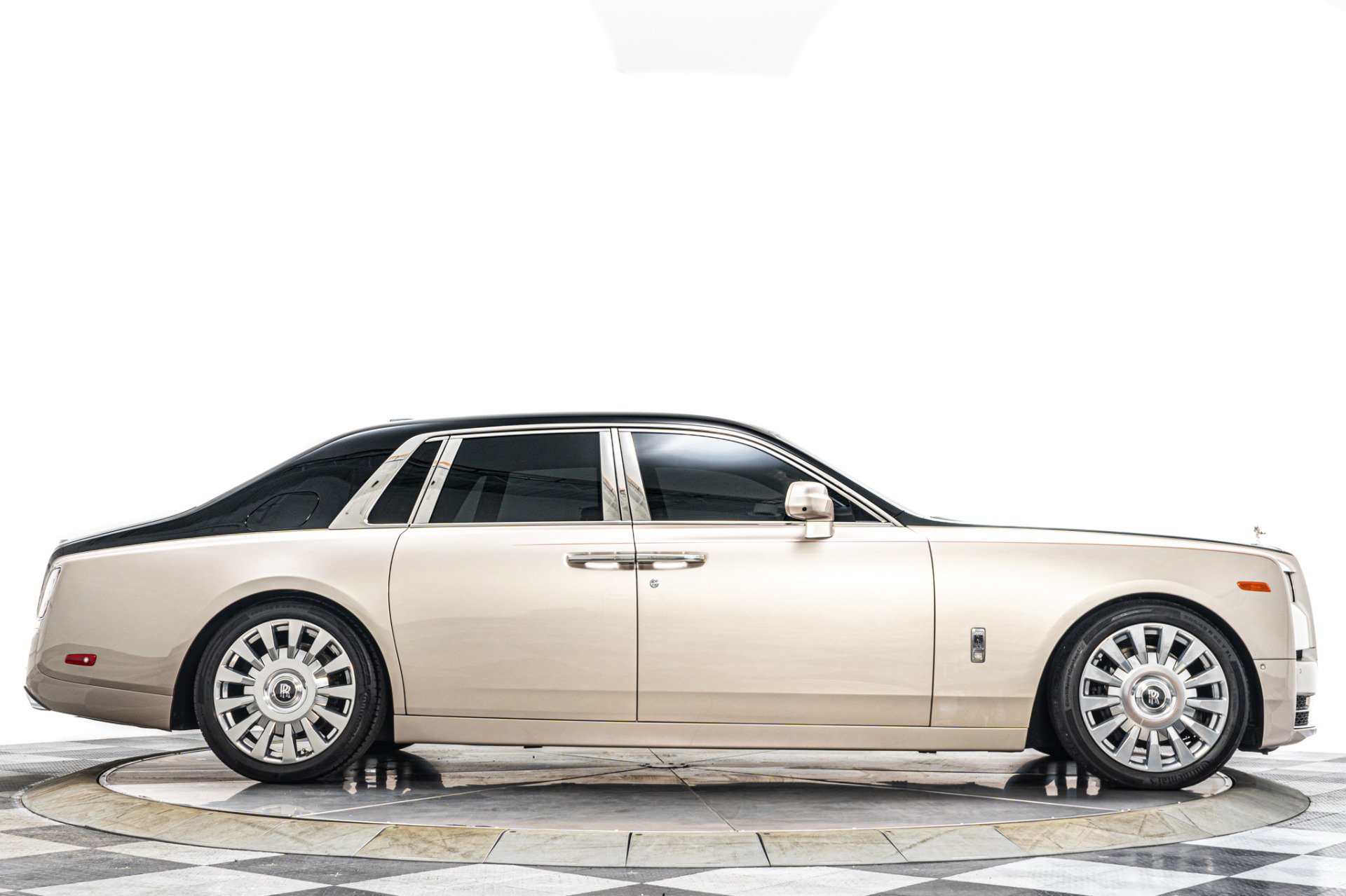Used 2019 Rolls-Royce Phantom Sedan RWD image 54