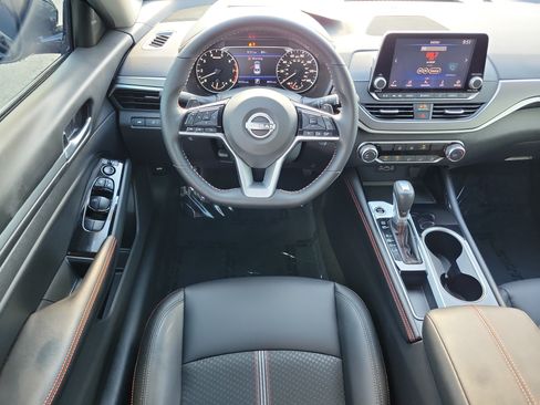 Used 2025 Nissan Altima 2.5 SR FWD image 13