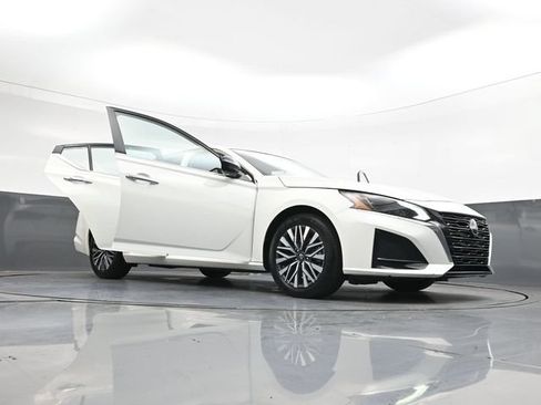 Used 2025 Nissan Altima 2.5 SV FWD image 47