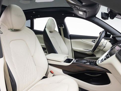 Used 2021 Aston Martin DBX image 4