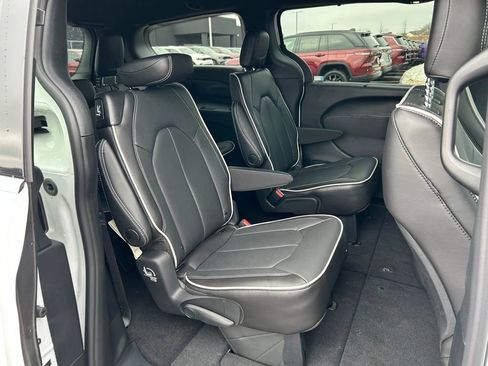 New 2026 Chrysler Pacifica Limited image 27