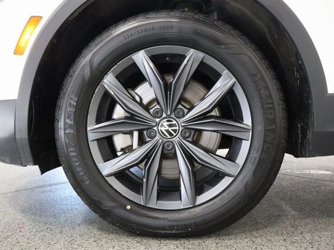 Used 2022 Volkswagen Tiguan SE w/ Panoramic Sunroof Package image 5