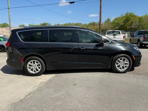 Used 2021 Chrysler Pacifica Touring-L image 6