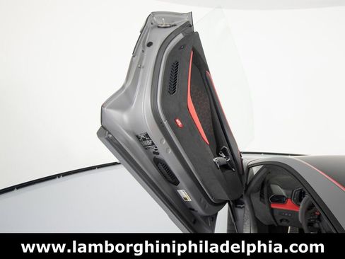 Used 2024 Lamborghini Revuelto image 13