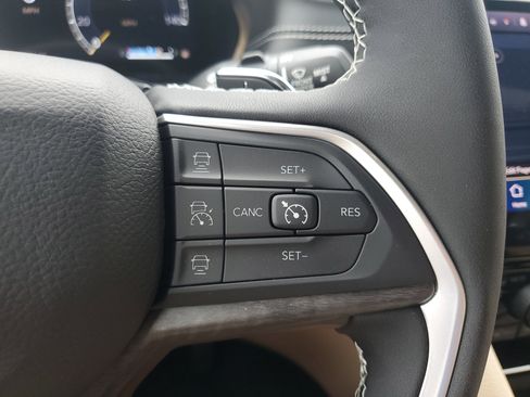 Used 2025 Jeep Grand Cherokee L Limited image 17