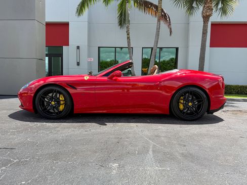 Used 2017 Ferrari California T RWD image 11