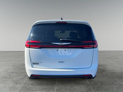 Used 2023 Chrysler Pacifica Touring-L FWD image 5