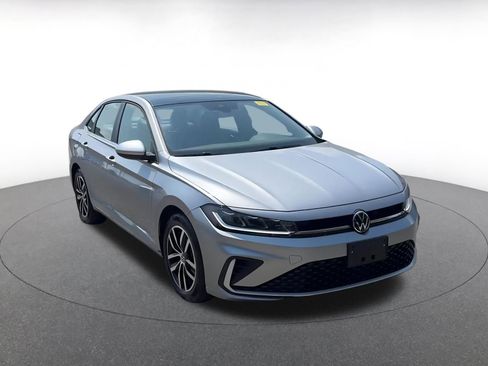 Used 2025 Volkswagen Jetta SE image 2