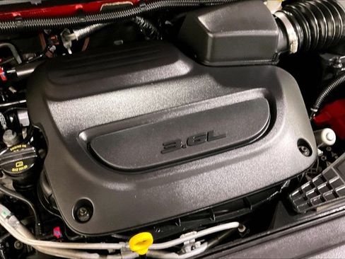 Used 2025 Chrysler Pacifica Select FWD image 32