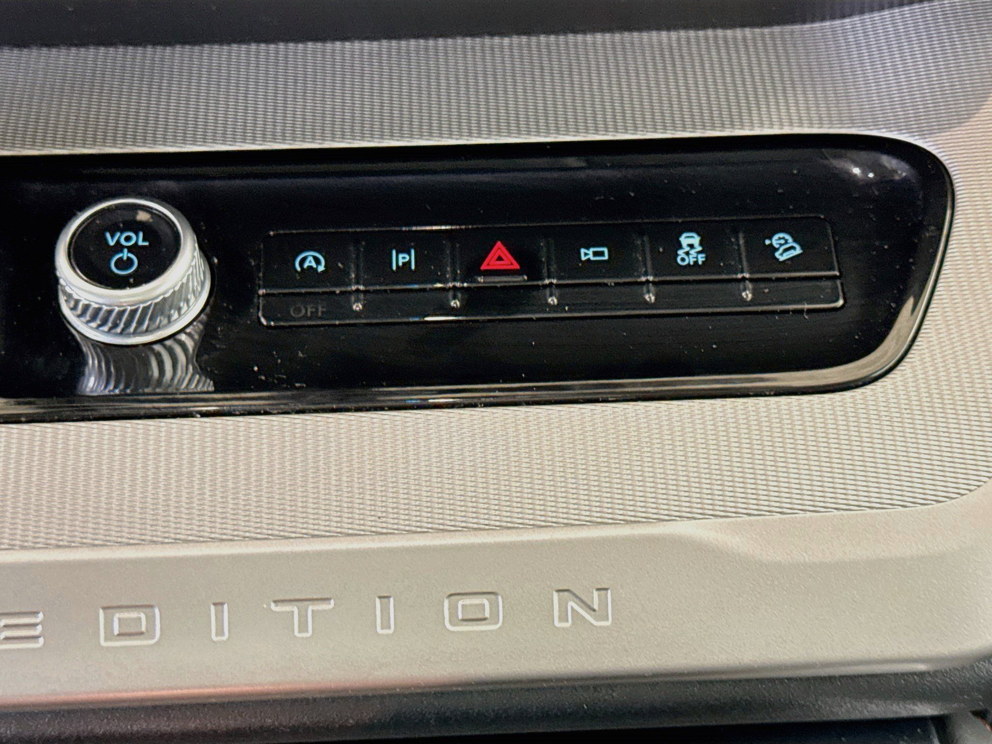Used 2025 Ford Expedition Active AWD/4WD image 26