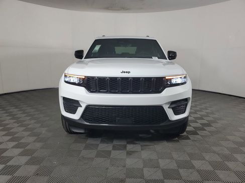 New 2025 Jeep Grand Cherokee Altitude image 9