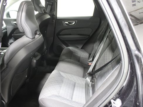 Used 2022 Volvo XC60 B5 Momentum image 18