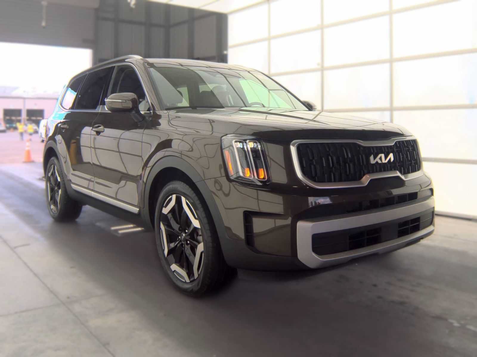 Used 2024 Kia Telluride EX w/ EX Captain's Chair Package AWD/4WD image 5