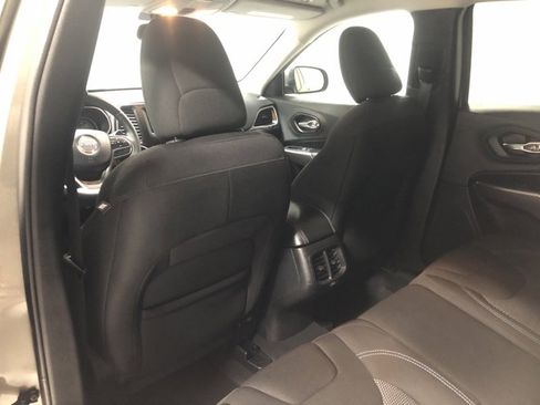 Used 2019 Jeep Cherokee Latitude w/ Cold Weather Group image 16