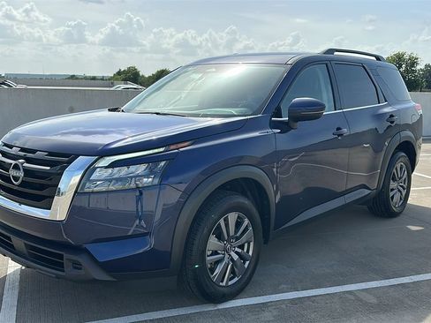 Used 2025 Nissan Pathfinder SV FWD image 8