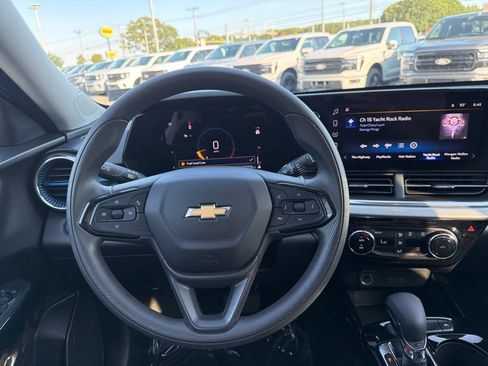 Used 2025 Chevrolet Trax LT FWD image 25
