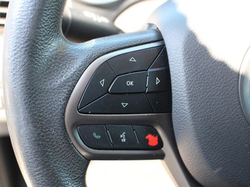 Used 2020 Jeep Cherokee Latitude FWD image 18