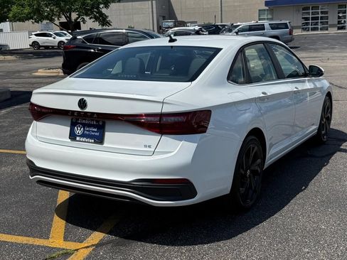 Used 2025 Volkswagen Jetta SE FWD image 3