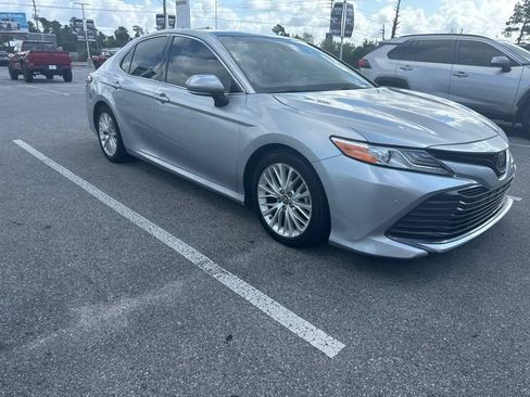 Used 2018 Toyota Camry XLE FWD image 2