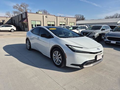 Used 2024 Toyota Prius XLE FWD image 3