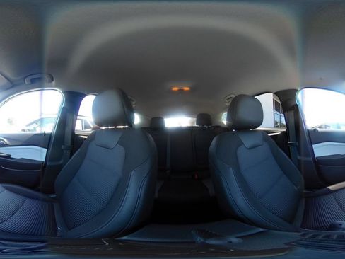 Used 2025 Chevrolet Trax LT FWD image 40