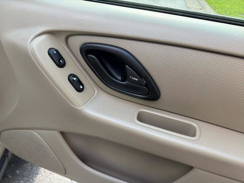 Used 2004 Ford Escape XLS FWD image 32